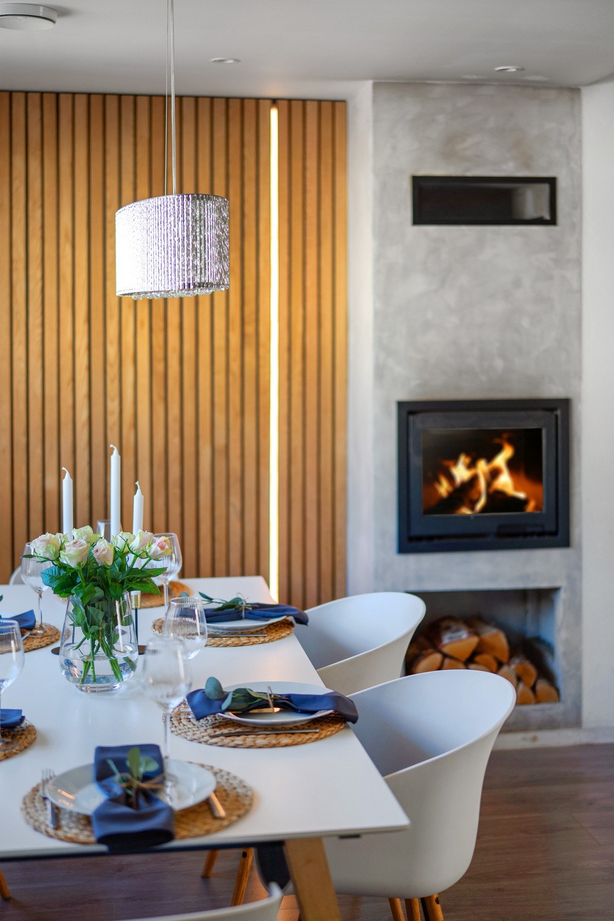 Lekker peis er sentralt plassert i rommet Galleribilde