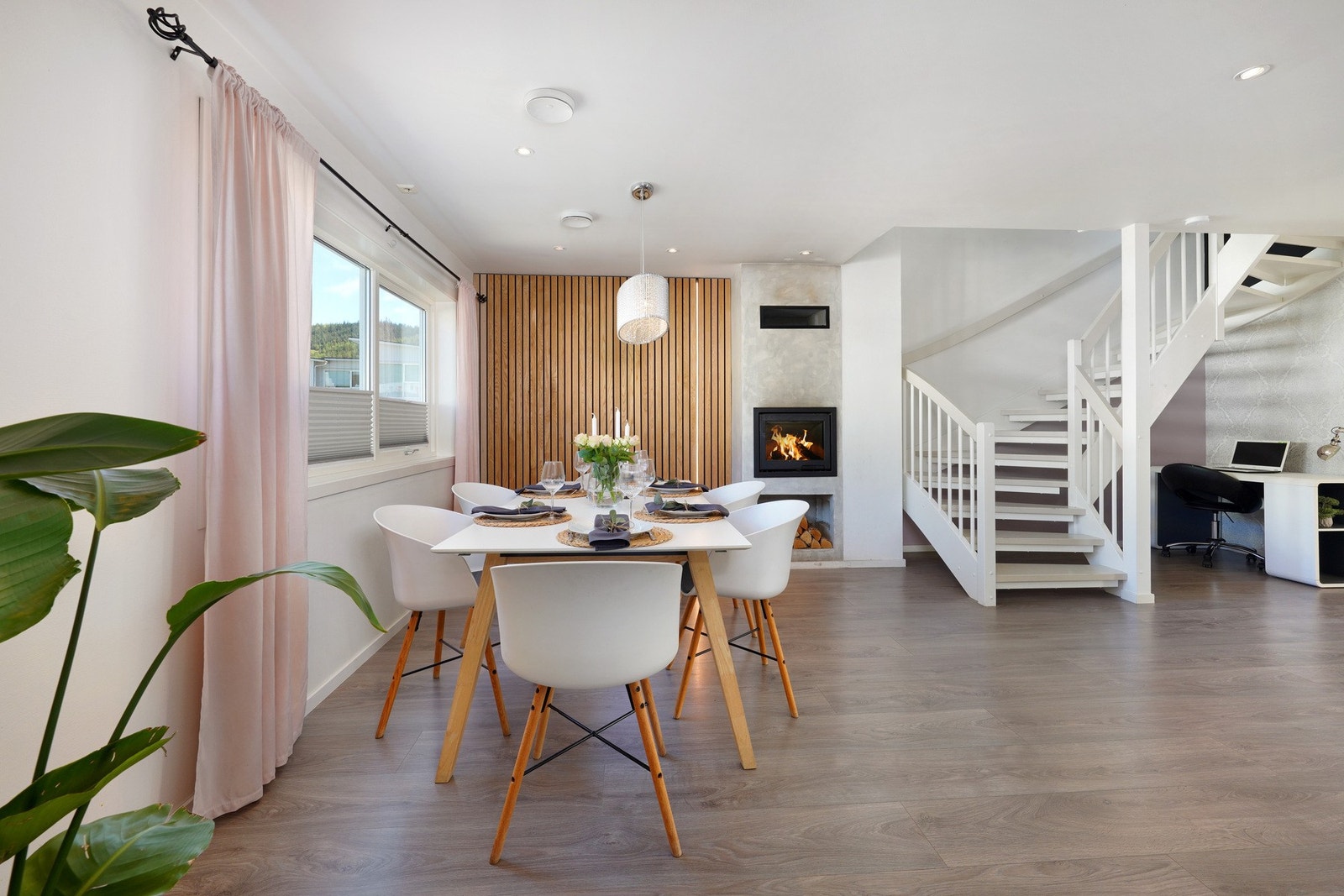 Stuen har god plass til både salong og spisestue Galleribilde