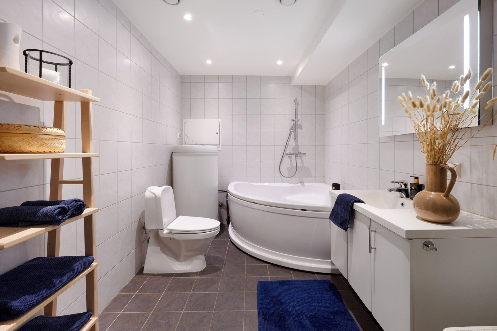 Stort og godt bad i 1 .etasje med hjørnebadekar Galleribilde