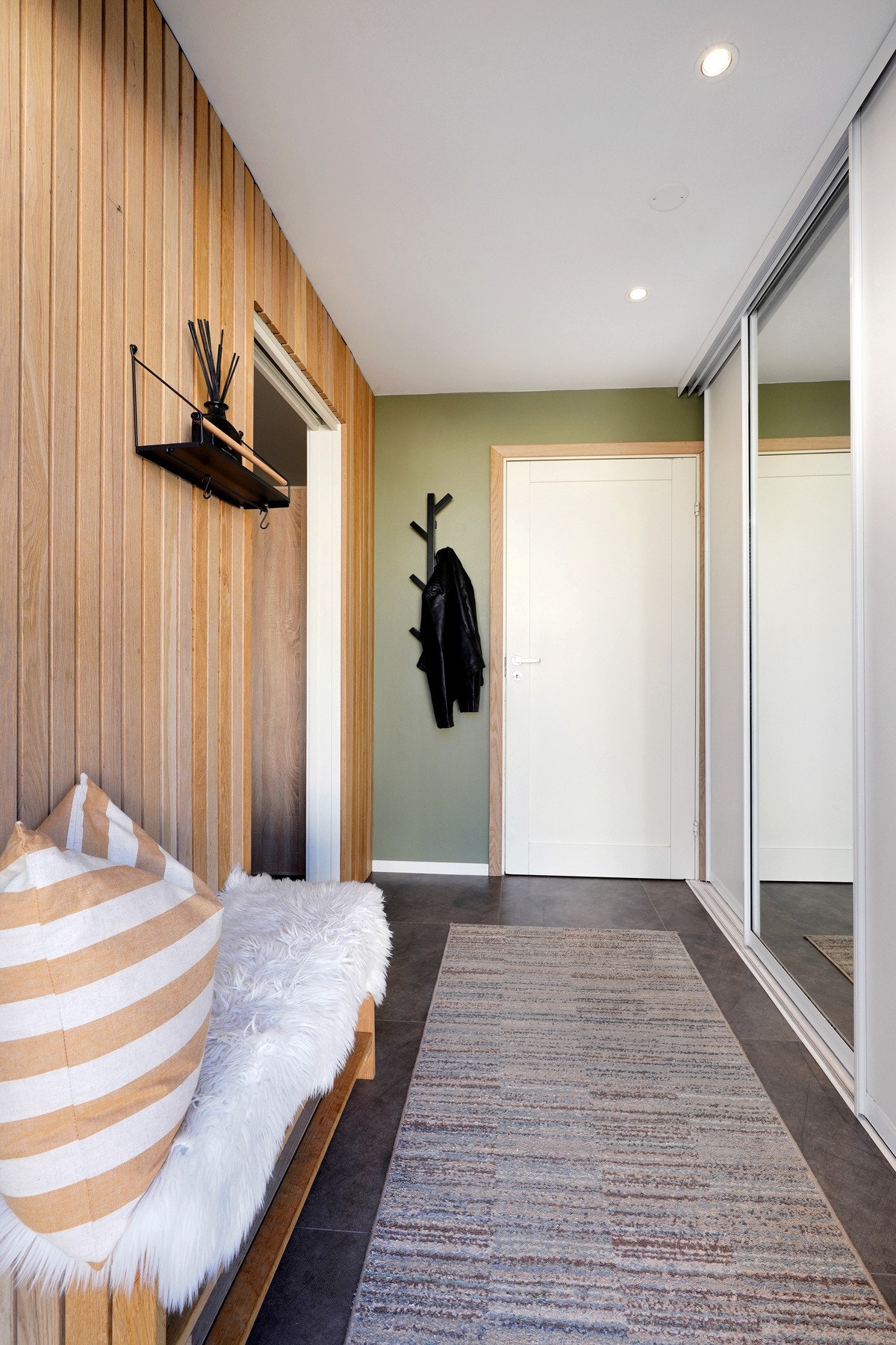 Trivelig gang med speilsatt skyvedørsgarderobe Galleribilde