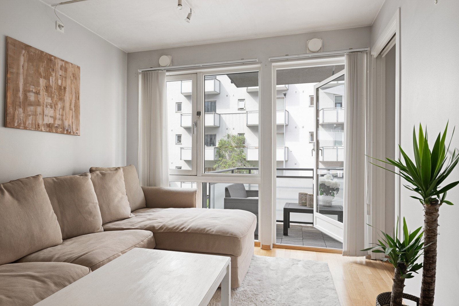 Arealsmart leilighet - Stue med utgang til balkong - Fin plass til spisebord og sofagruppe Galleribilde