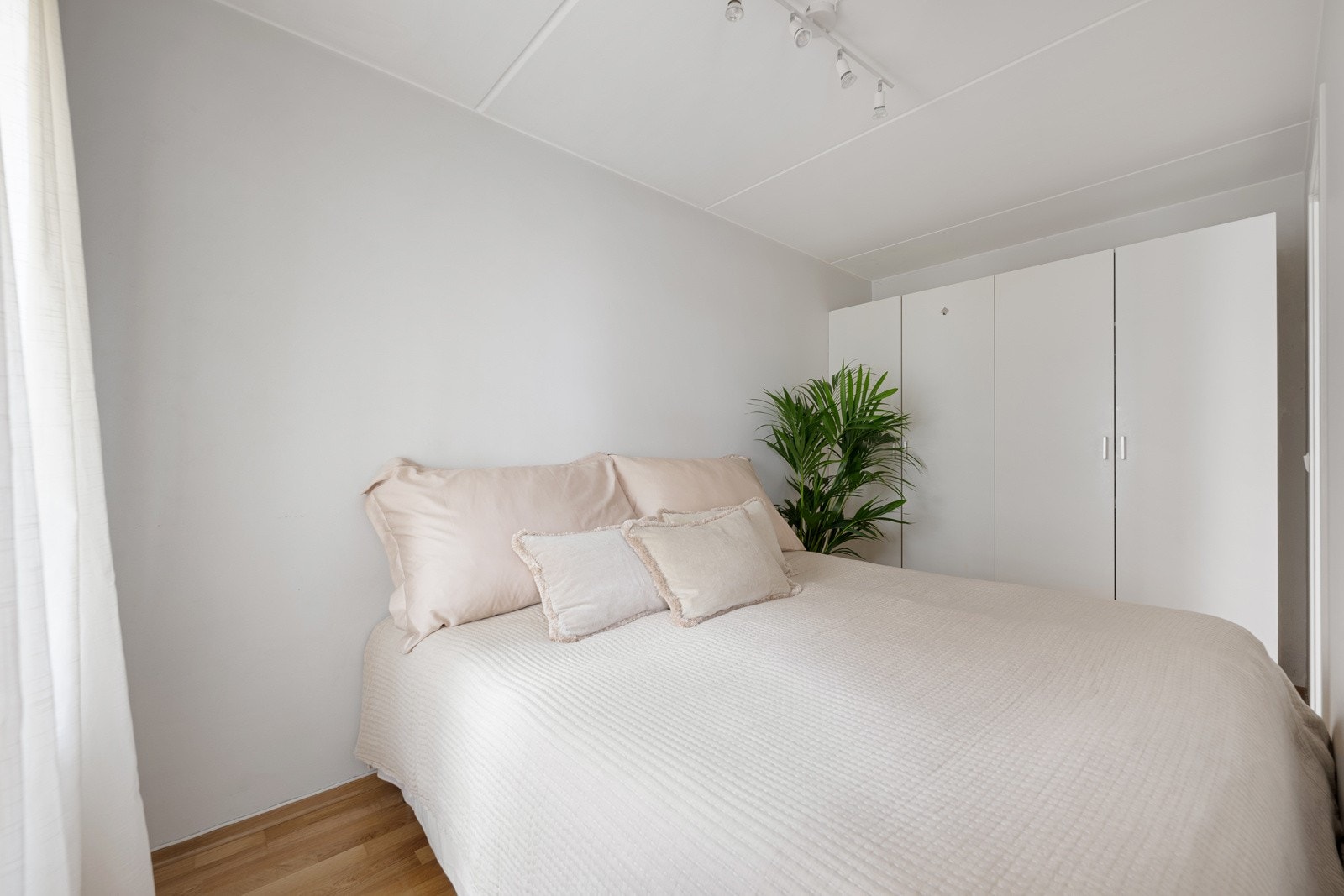 Separat soverom med garderobeplass Galleribilde