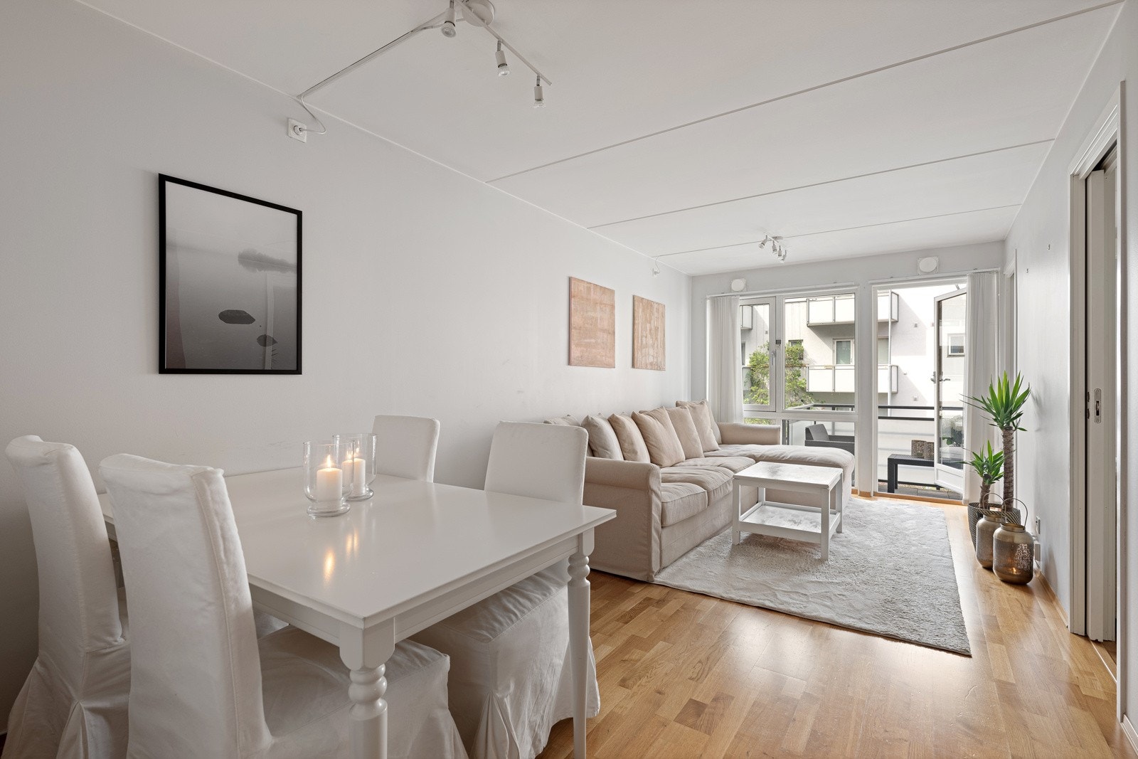 Arealsmart leilighet - Stue med utgang til balkong - Fin plass til spisebord og sofagruppe Galleribilde