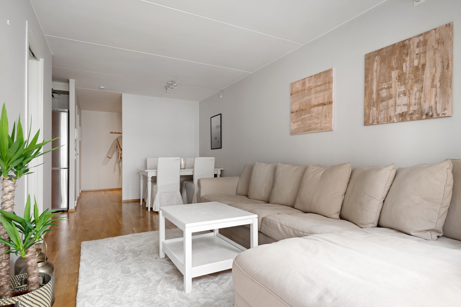 Arealsmart leilighet - Stue med utgang til balkong - Fin plass til spisebord og sofagruppe Galleribilde