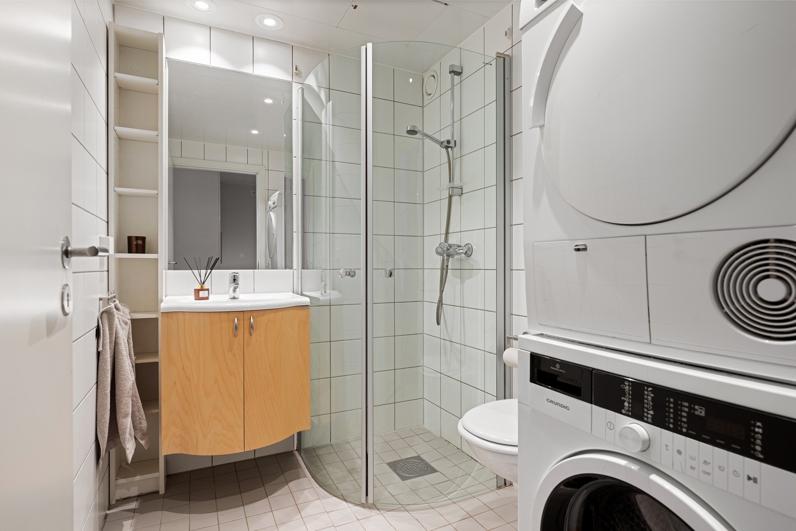 Flislagt bad med varmekabler og opplegg for vaskemaskin og tørketrommel Galleribilde