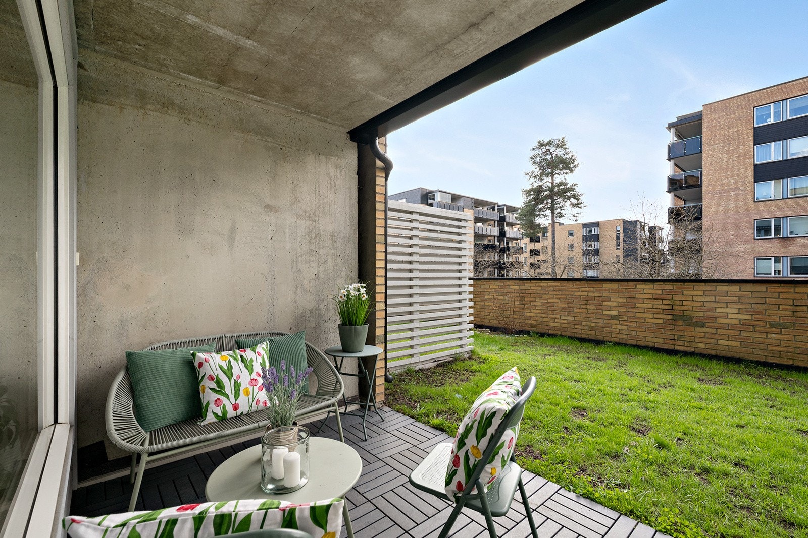 Fra stuen er det direkte adkomst til terrasseplattingen og uteområde Galleribilde