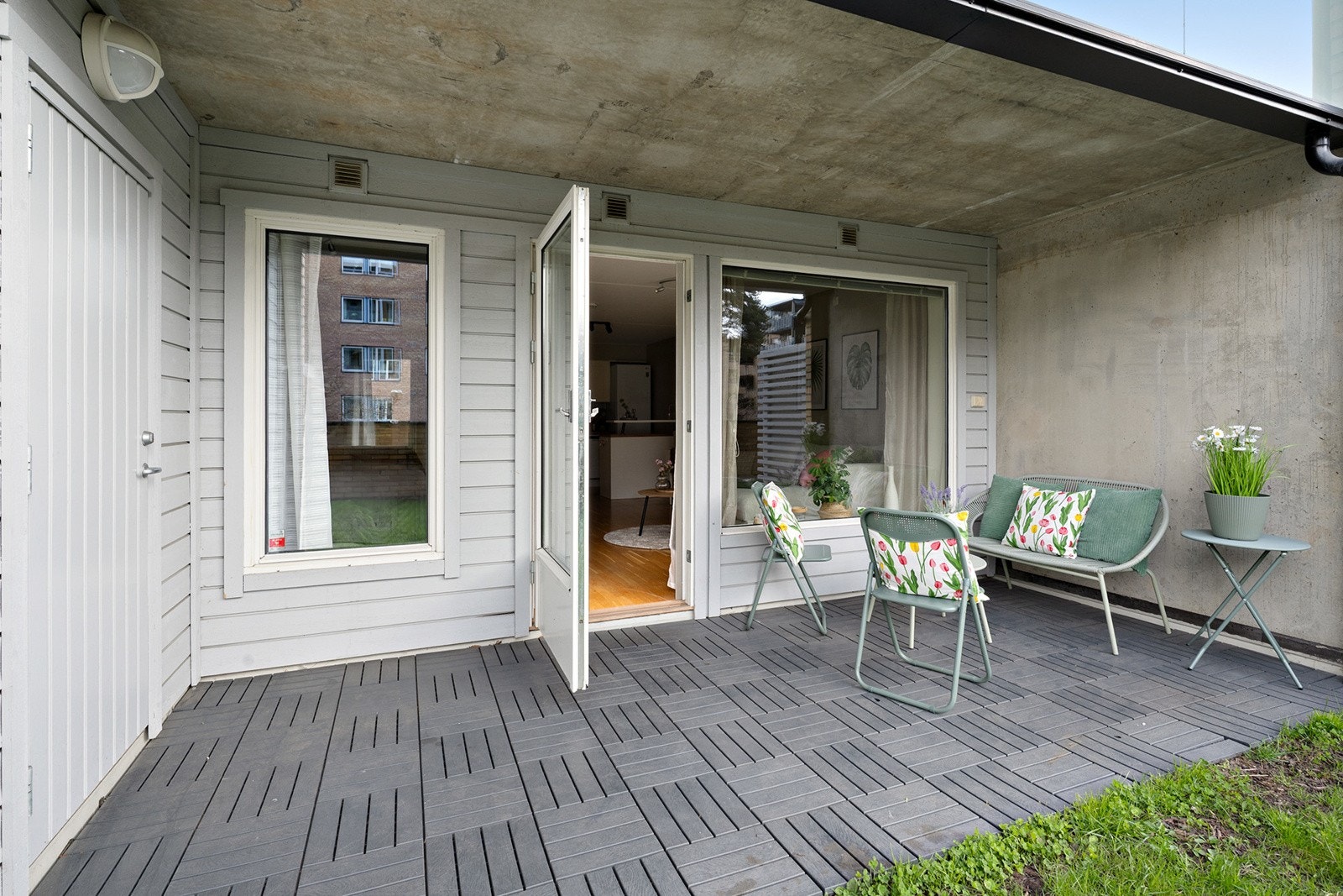 Leiligheten disponerer en egen liten hageflekk med platting. Det er felles eiet tomt i borettslaget med vaktmestertjeneste som klipper plenen. Galleribilde