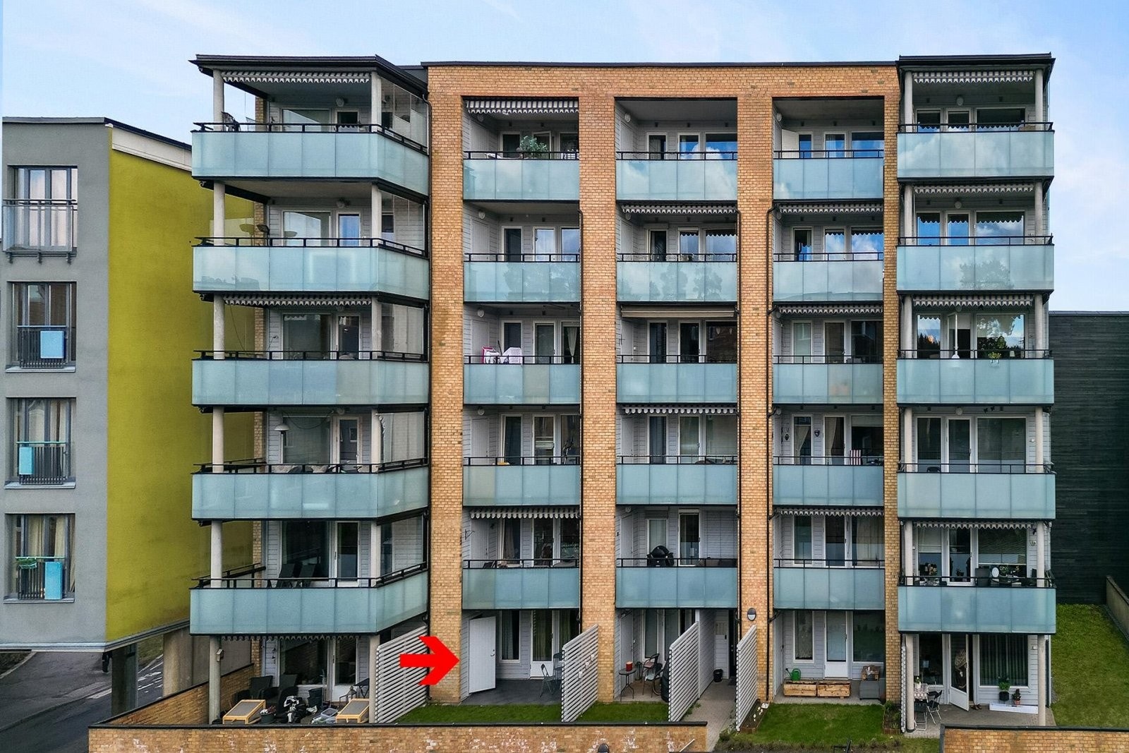 Leiligheten ligger i høy førsteetasje, med trapp opp fra gaten. Det er derfor ingen innsyn fra gateplan. Galleribilde