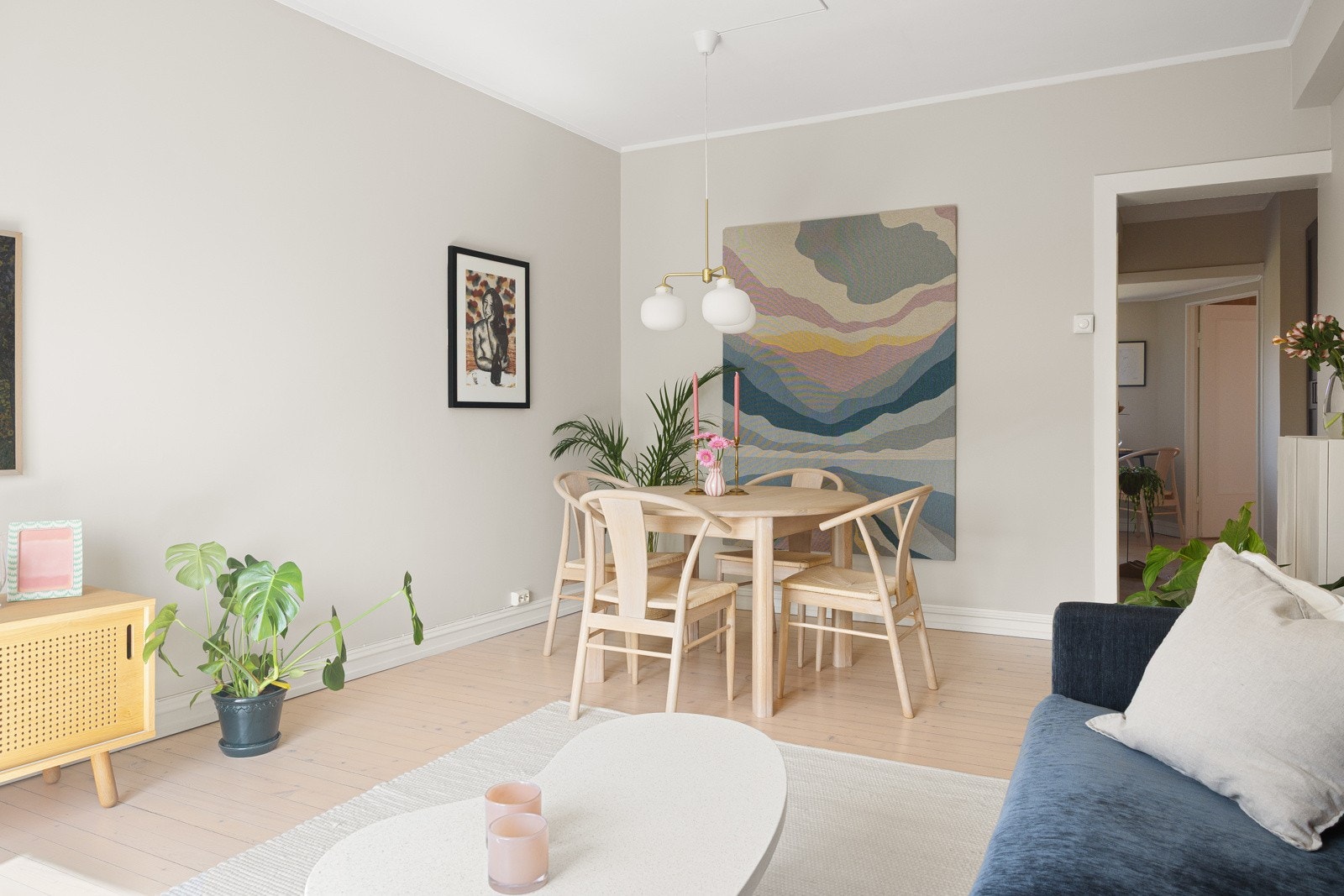 I stuen er det god plass til sofa, bord, tv med tilhørende møblement og stor spisegruppe. Galleribilde