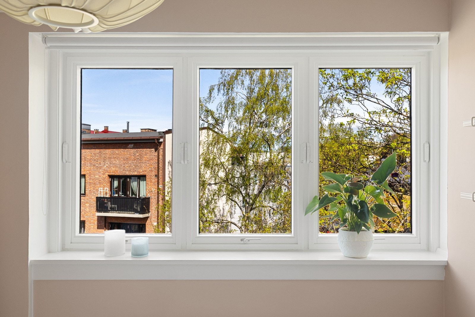 På soverommet er veggen mot nabo etterisolert i 2019 med gode resultater. Galleribilde