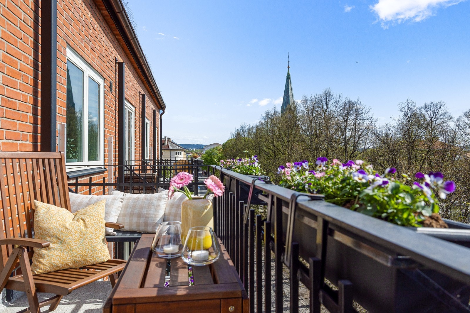Nydelig utsikt over grønne Gråbeinsletta og Sagene kirke. Galleribilde