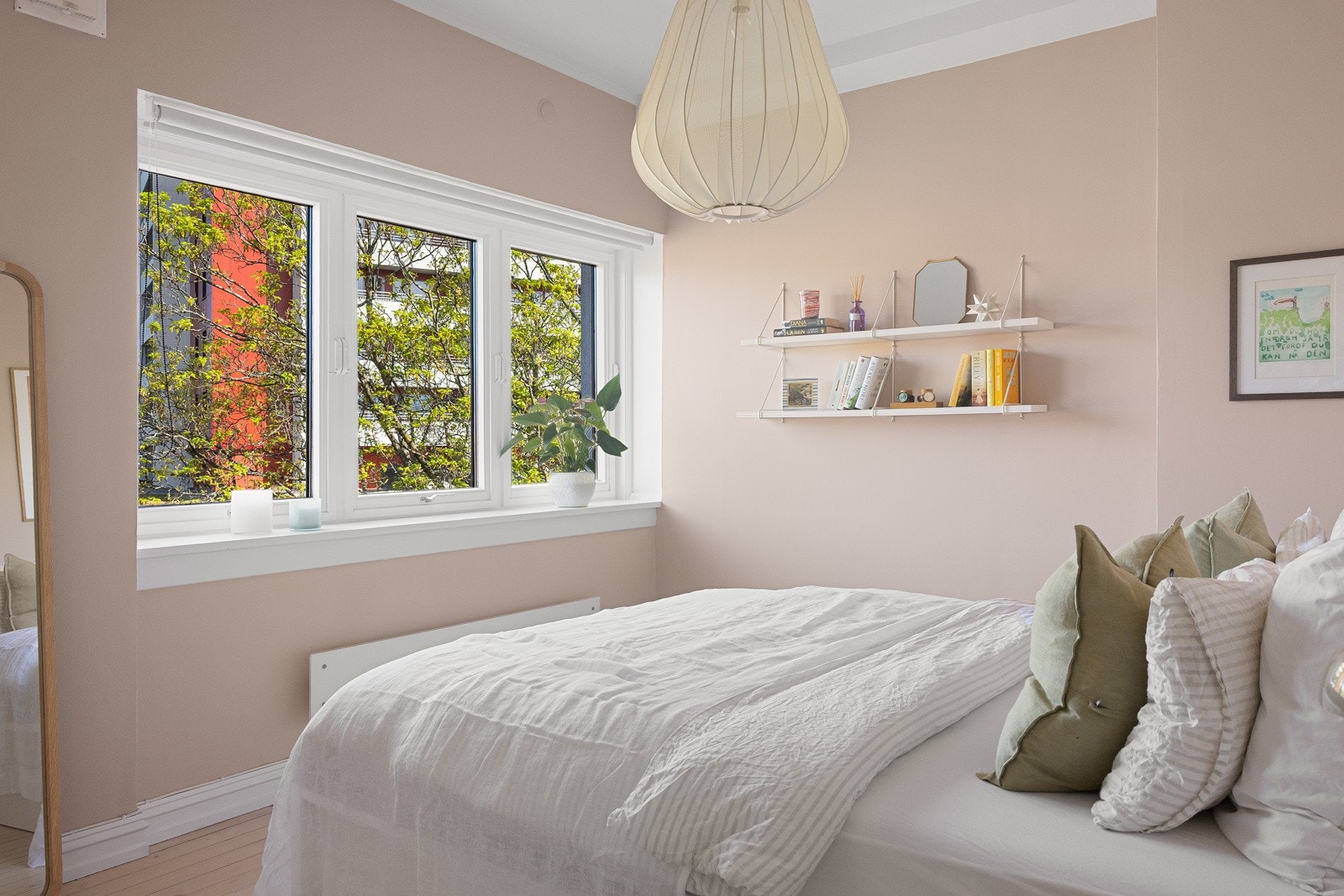 Generøst og innbydene soverom med god plass til dobbeltseng og store garderobeskap for klesoppbevaring. Galleribilde