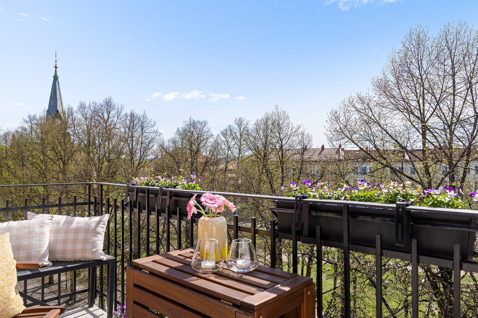 På sommeren opplyser selger at de har hatt sol helt fram til ca. 21:00. Galleribilde