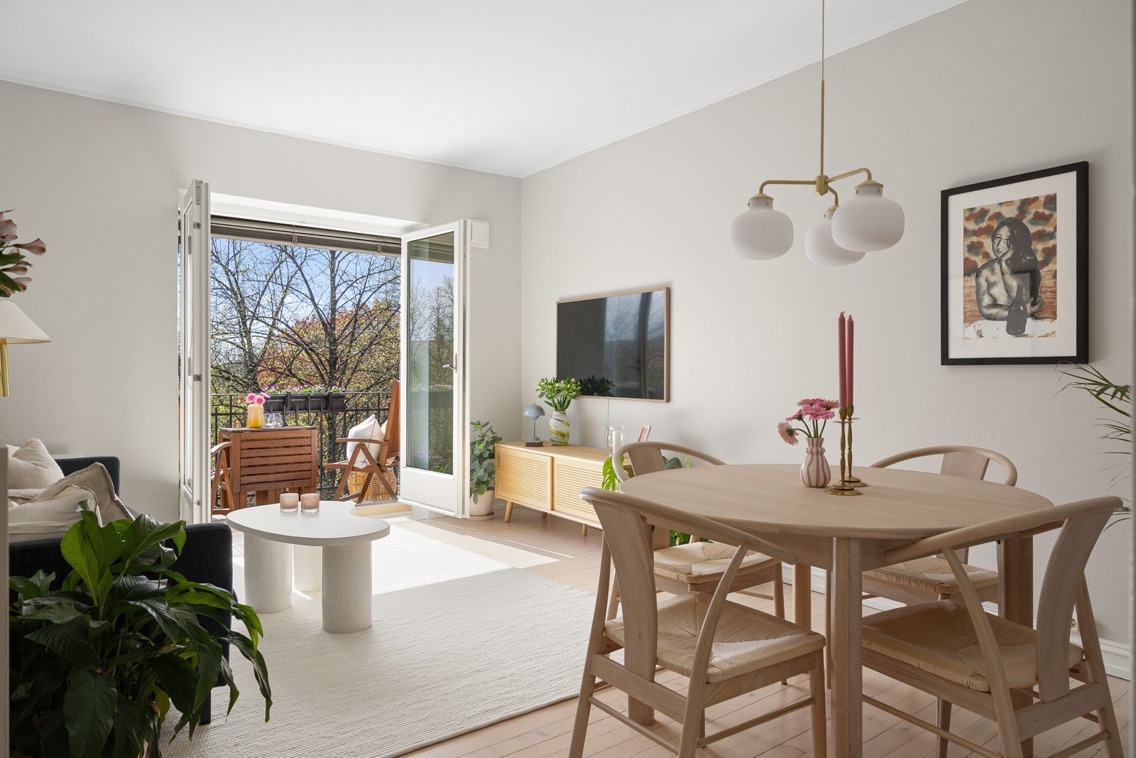 Leiligheten ligger høyt og fritt til i byggets 5.etasje med utsikt over flotte Gråbeinsletta, uten innsyn. Galleribilde