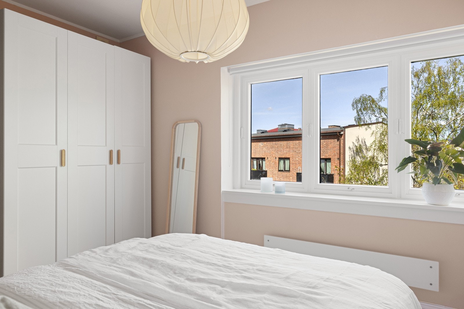 Spesialtilpasset rullegardin for den store vindusrekken. Galleribilde