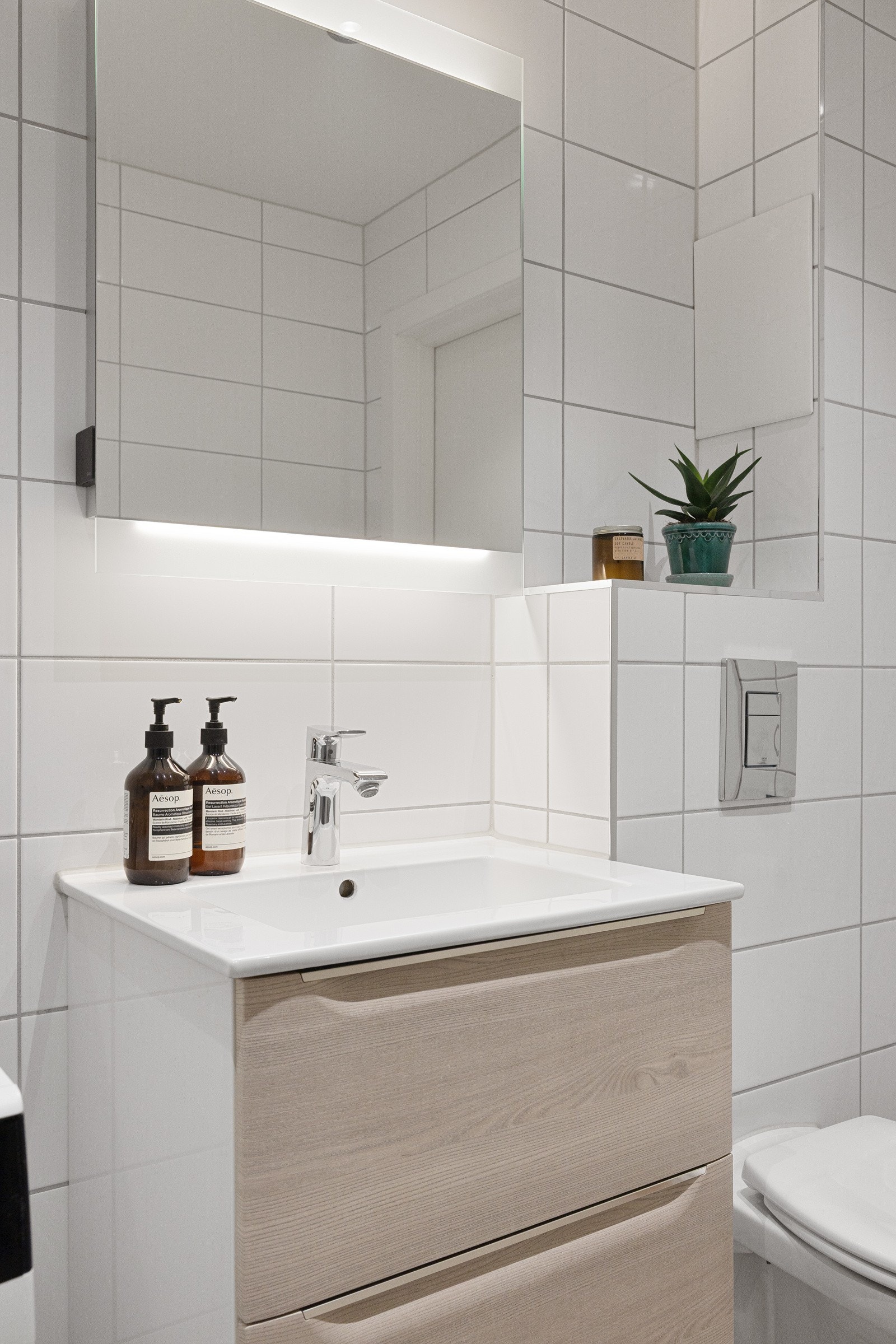 Behagelig gulvvarme og opplegg for vaskemaskin på bad. Galleribilde