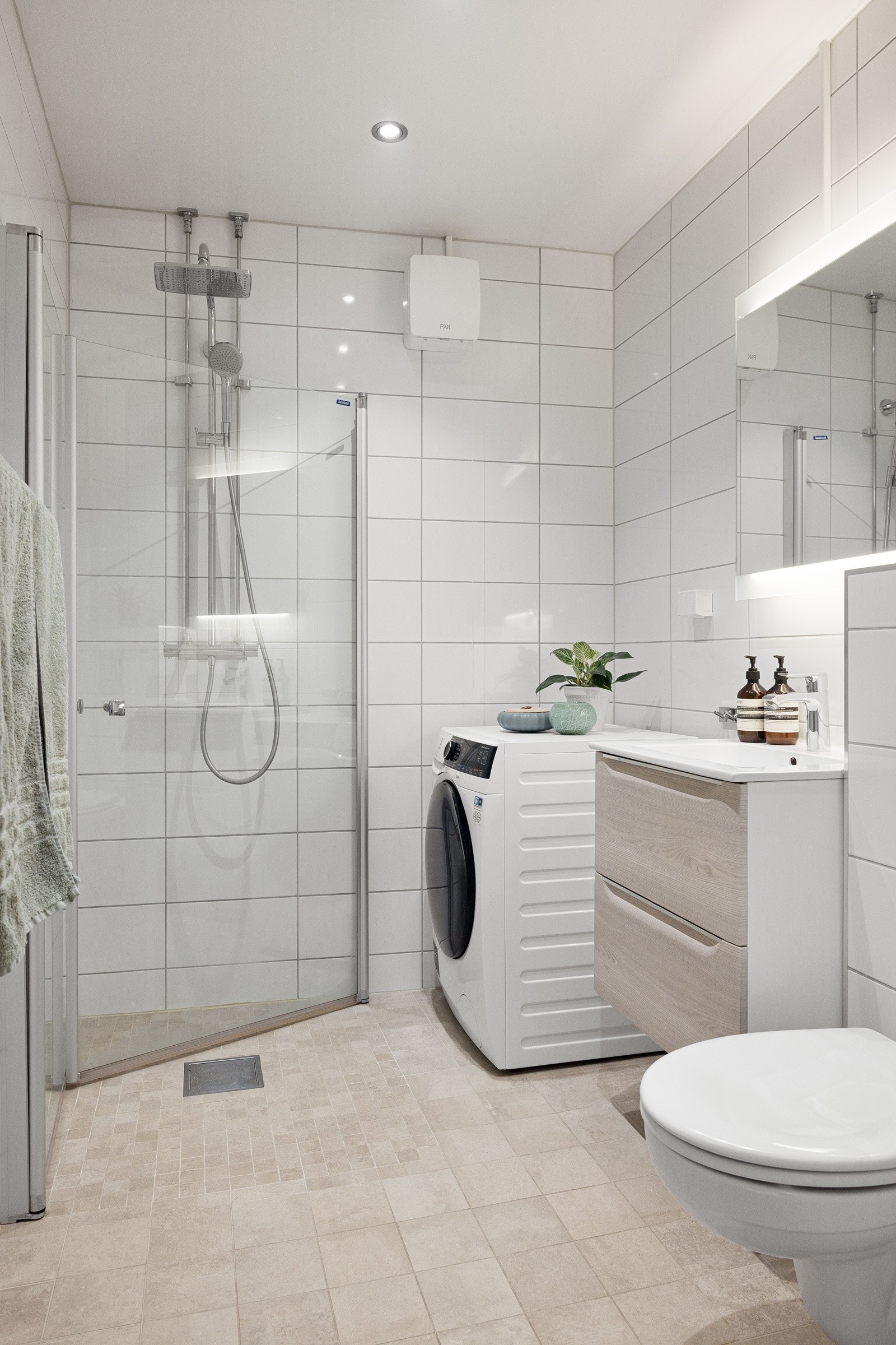 Delikat baderom pusset opp i 2017 i regi av sameiet. Galleribilde