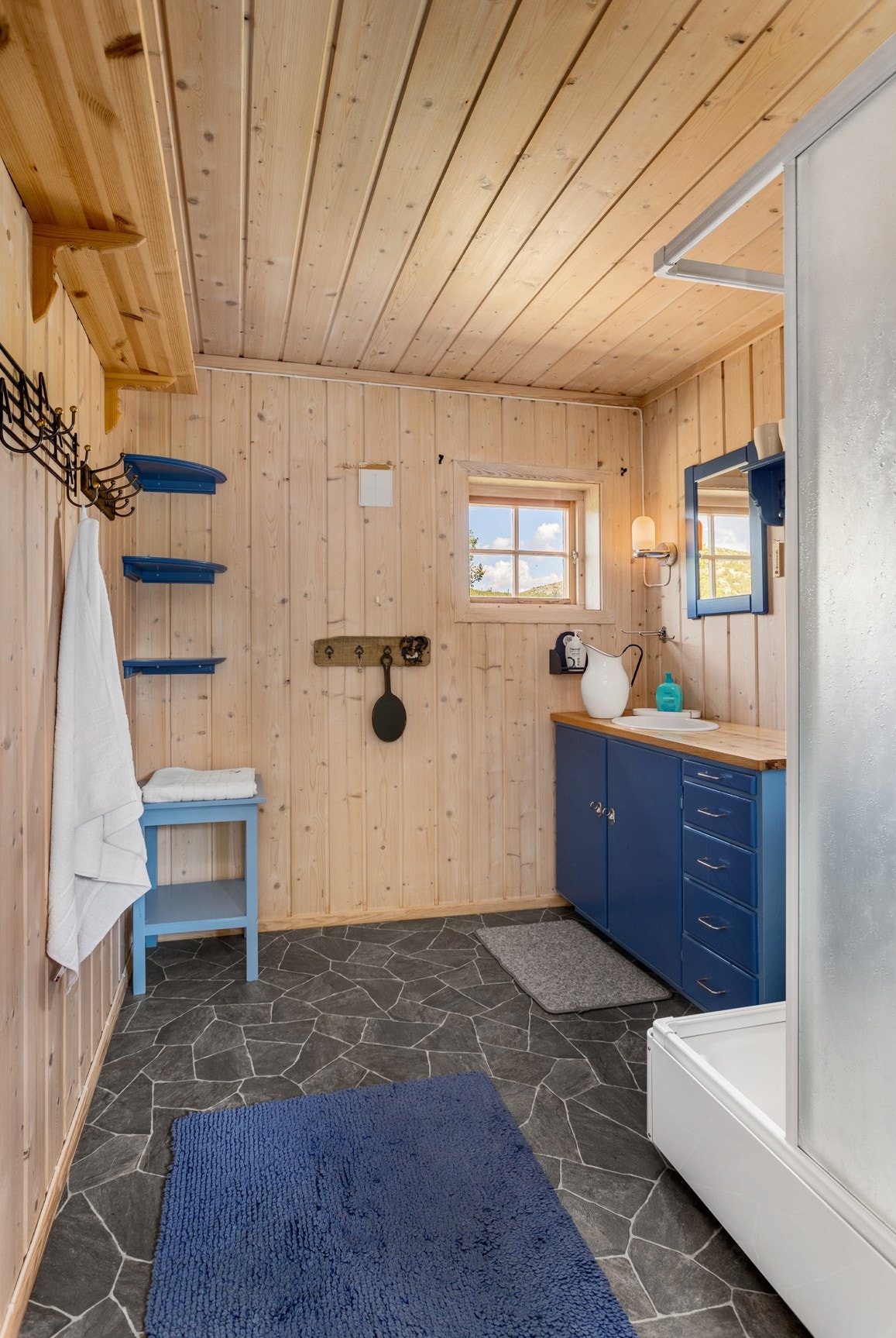 Bad med vask og dusj. WC på eget rom. Galleribilde