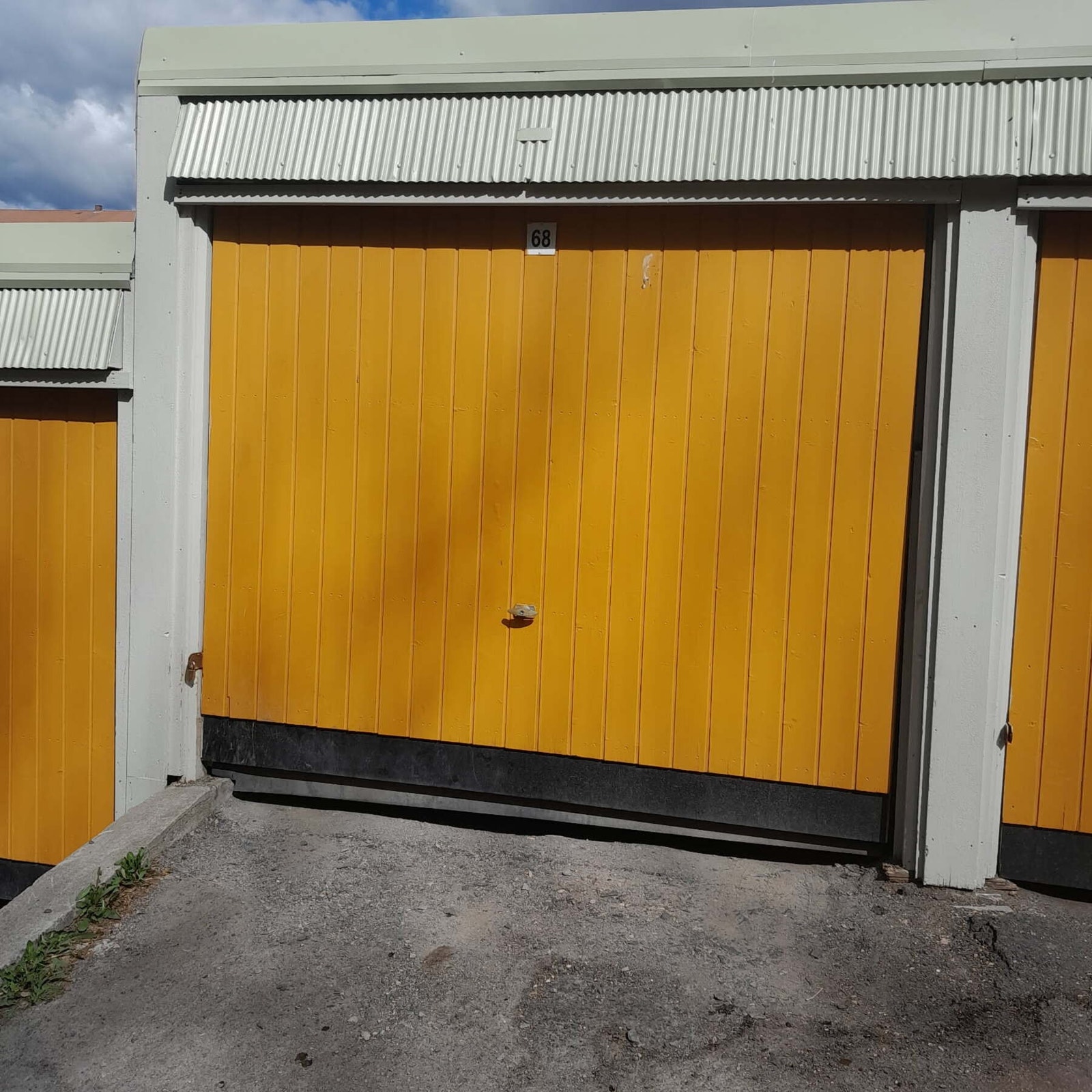 Garasje i garasjerekke medfølger. Galleribilde