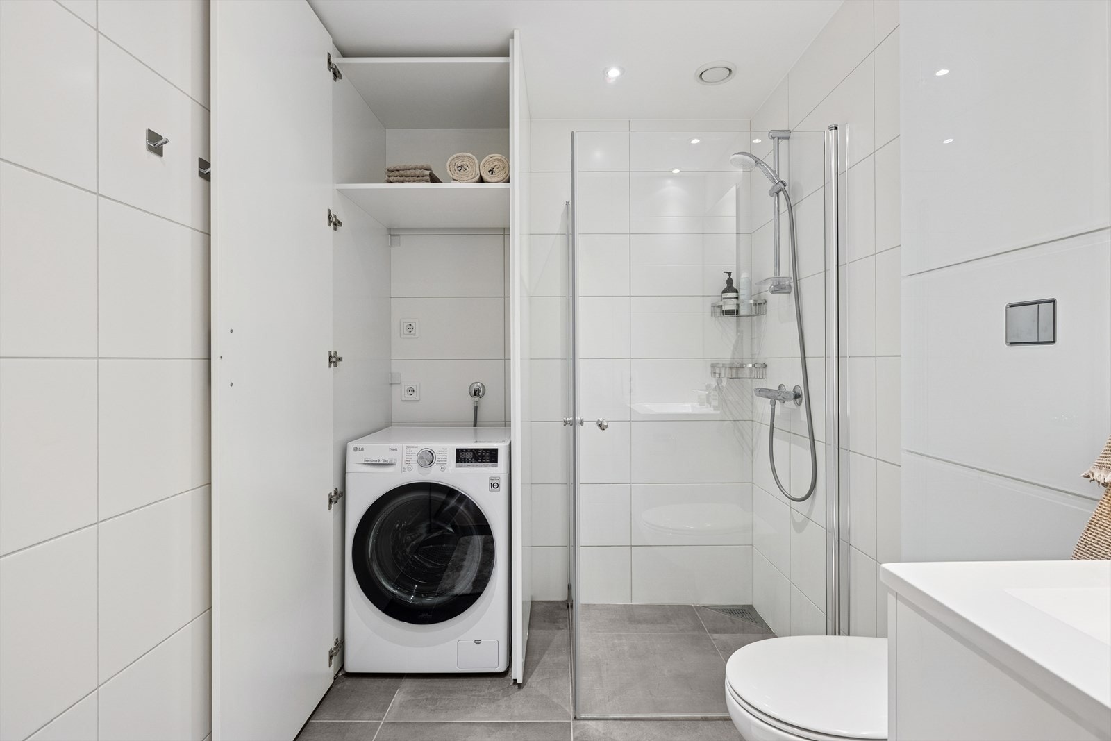 Praktisk garderobe for vaskemaskin og tørketrommel Galleribilde