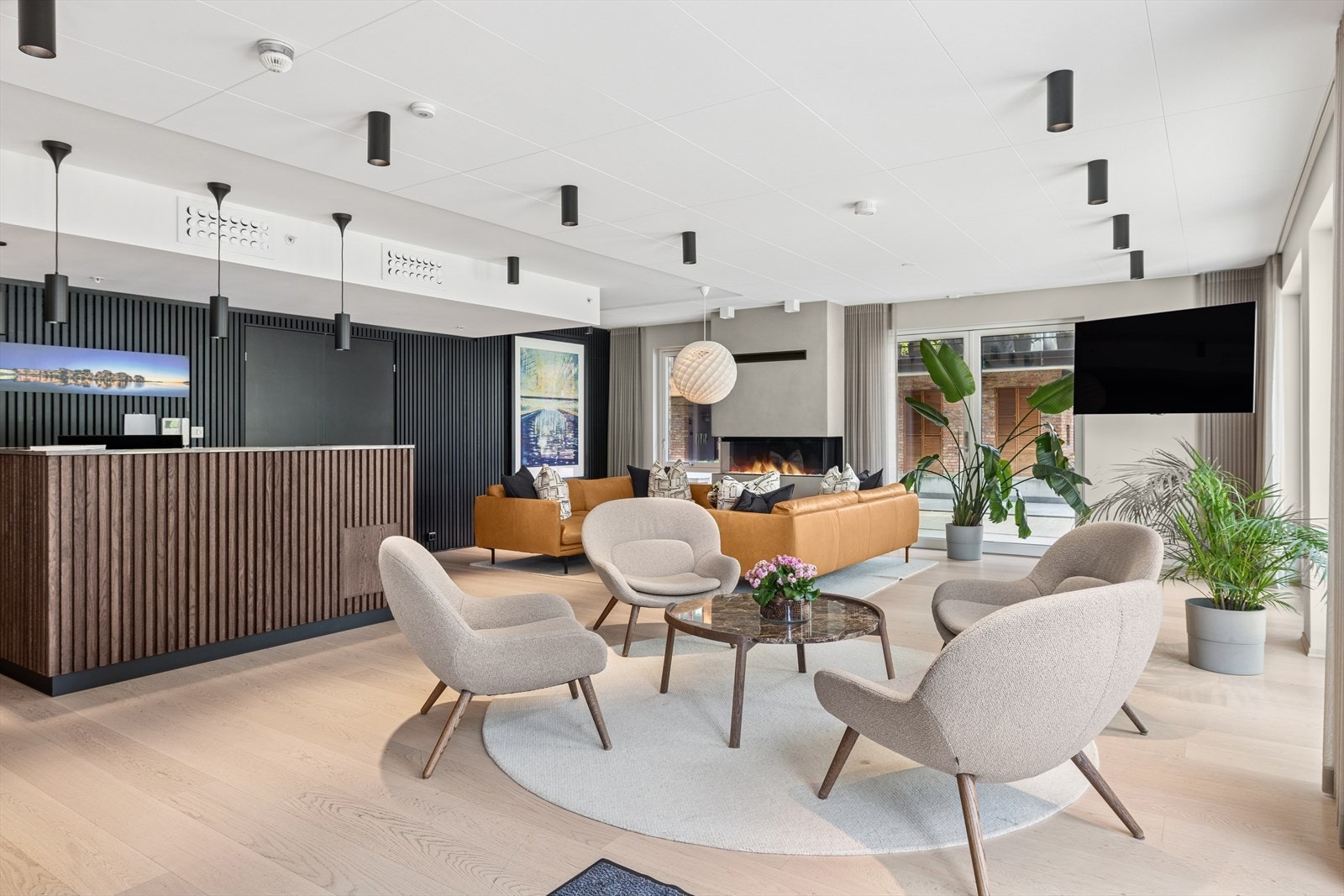 Fellesområder med resepsjon, selskapslokale, kjøkkenanretning, bibliotek, trimrom og 2 gjestehybler Galleribilde