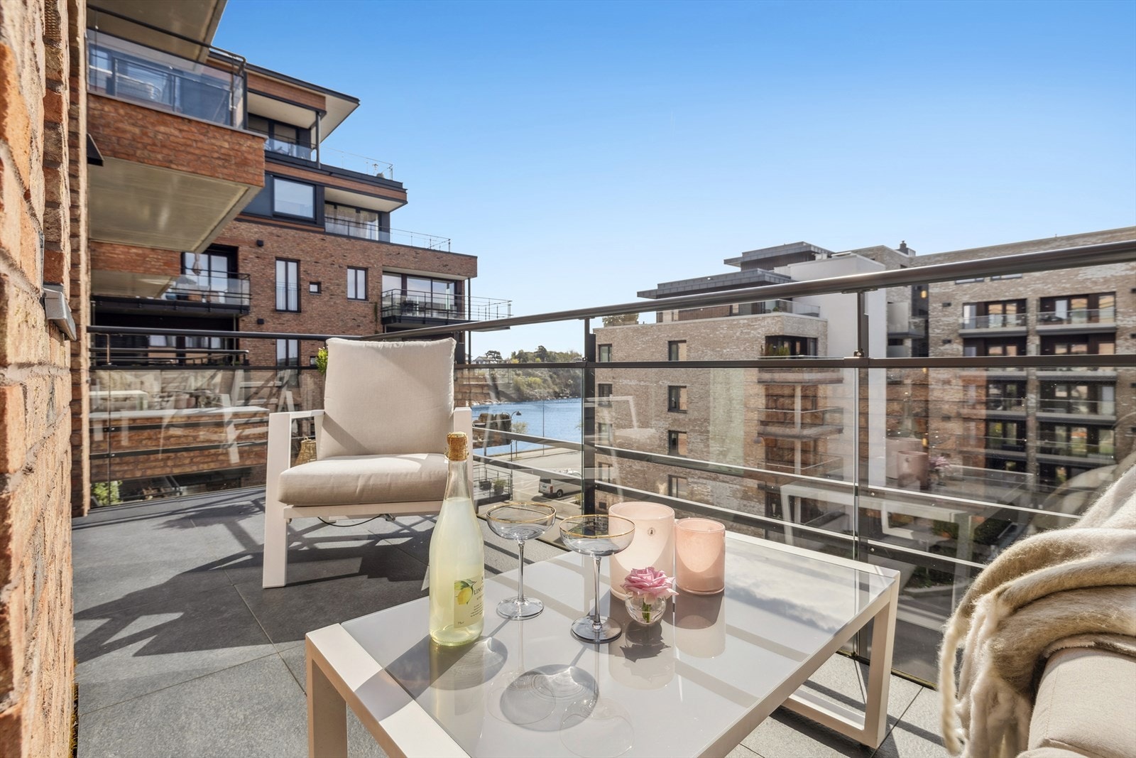 Fra balkongen kan man nyte gode soldager, med utsikt mot Otra Galleribilde