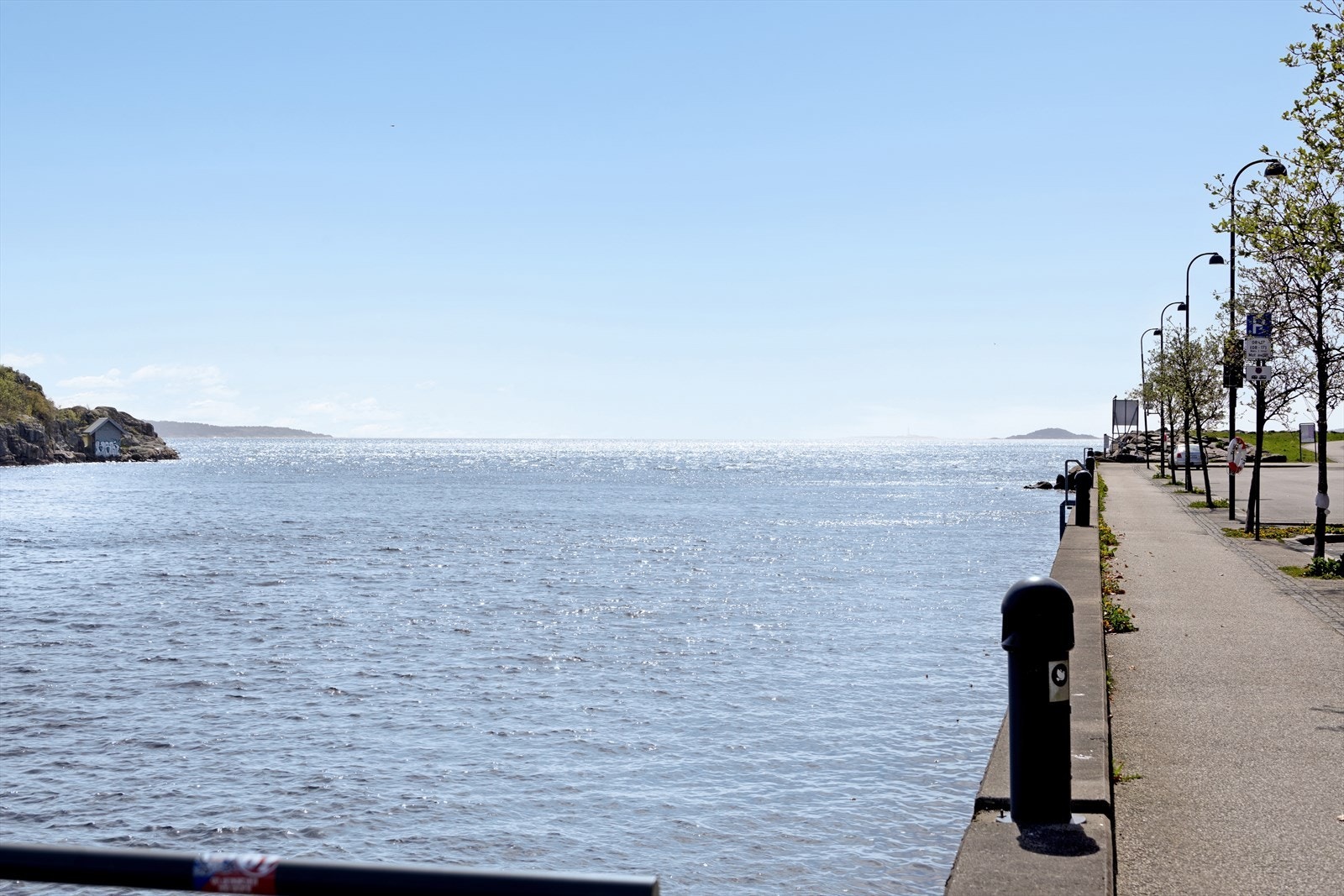 Like ved strandpromenade og Bystranda som yrer av liv på sommeren Galleribilde