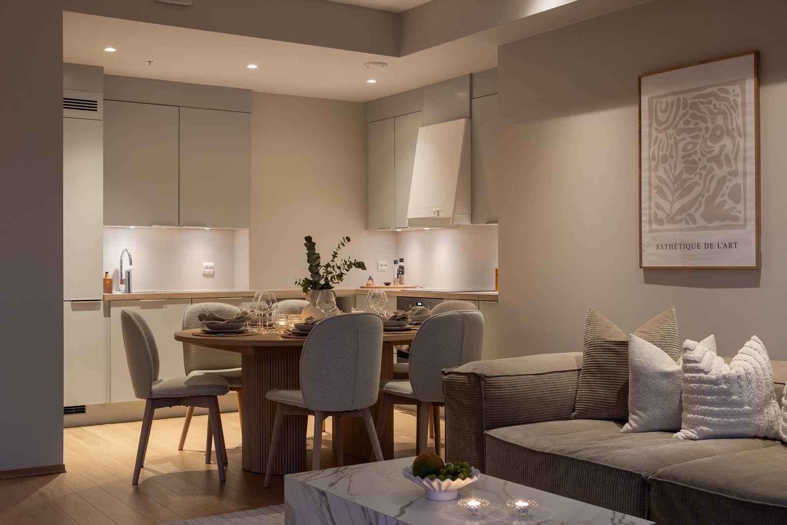 Her kan man fint invitere venner og familie på hyggelige kvelder - god plass til uttrekksbord som gir plass til flere! Galleribilde