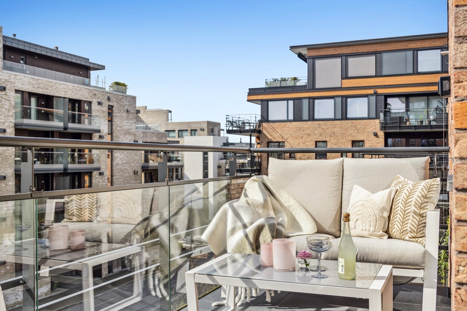 Her kan man nyte de mange fine soldagene som Kristiansand byr på fra sydvendt balkong Galleribilde