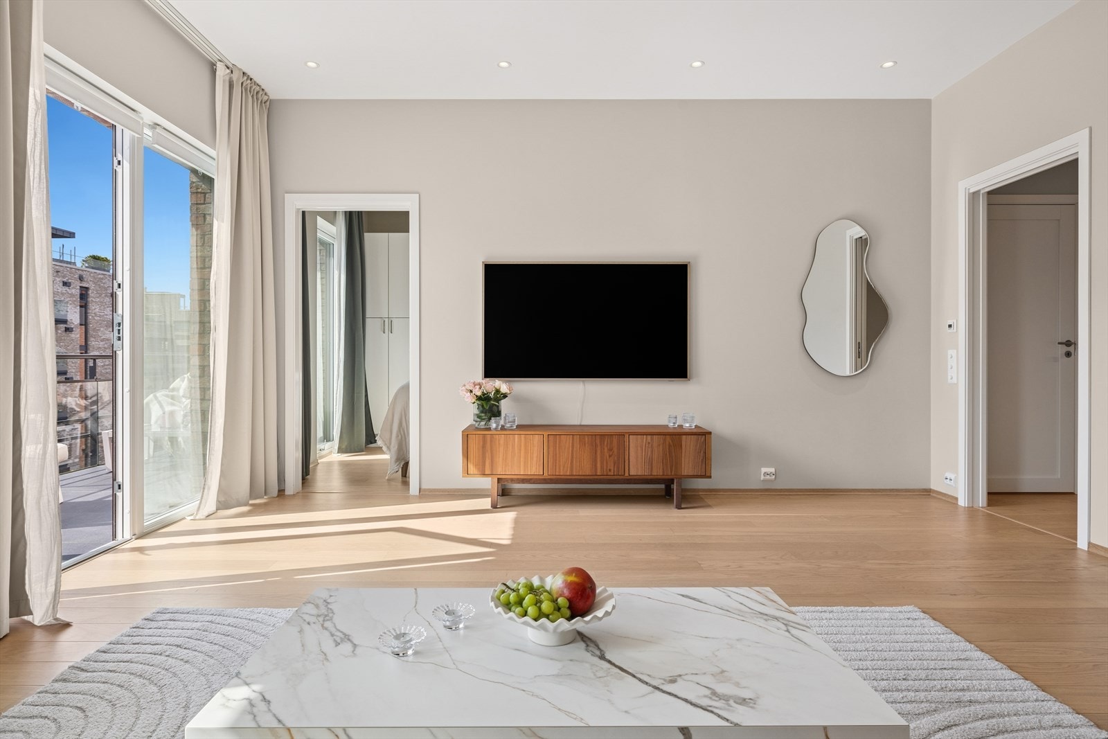 Leiligheten har god takhøyde, kombinert med store vindusflater som slipper inn rikelig med lys Galleribilde