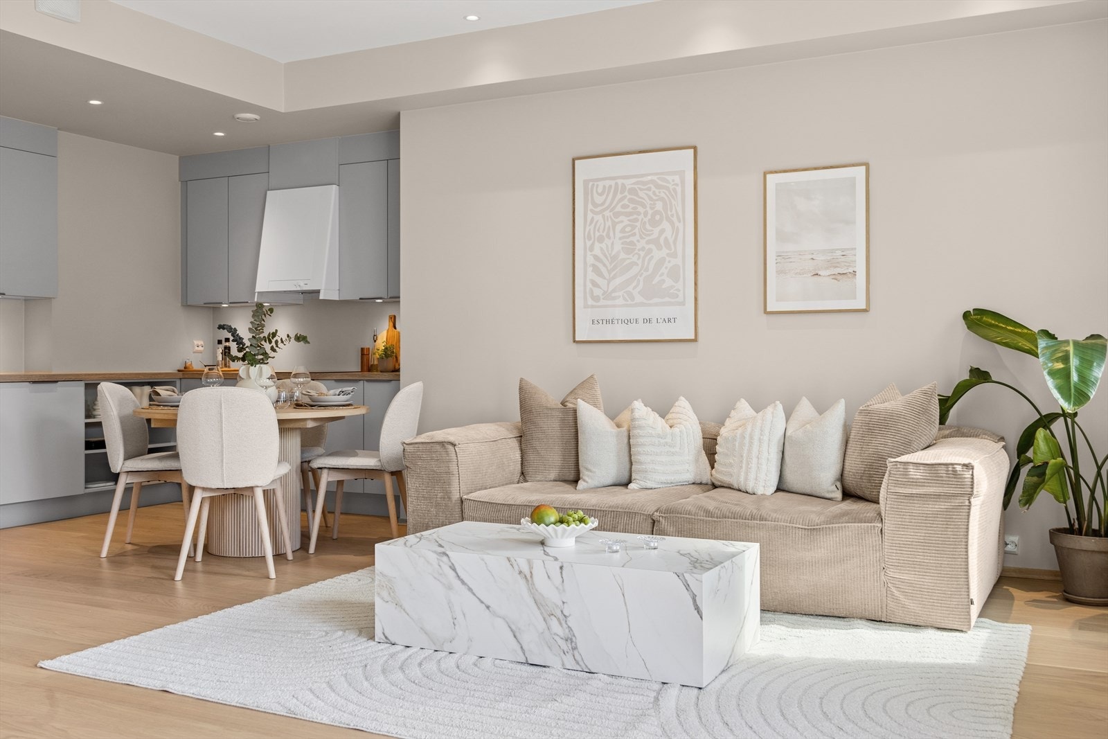 Stuen har god plass til både sofa- og spisegruppe Galleribilde