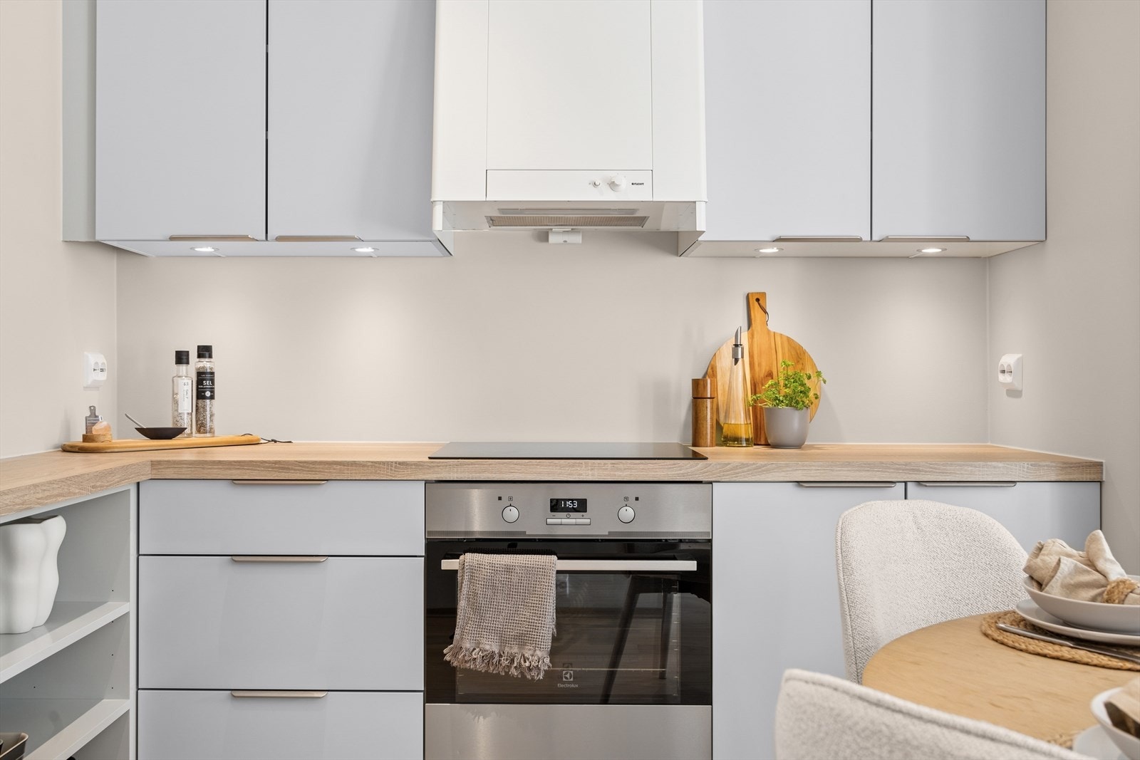 Kjøkkenet er utstyrt med integrerte hvitevarer som stekeovn, platetopp, oppvaskmaskin og kjøleskap Galleribilde