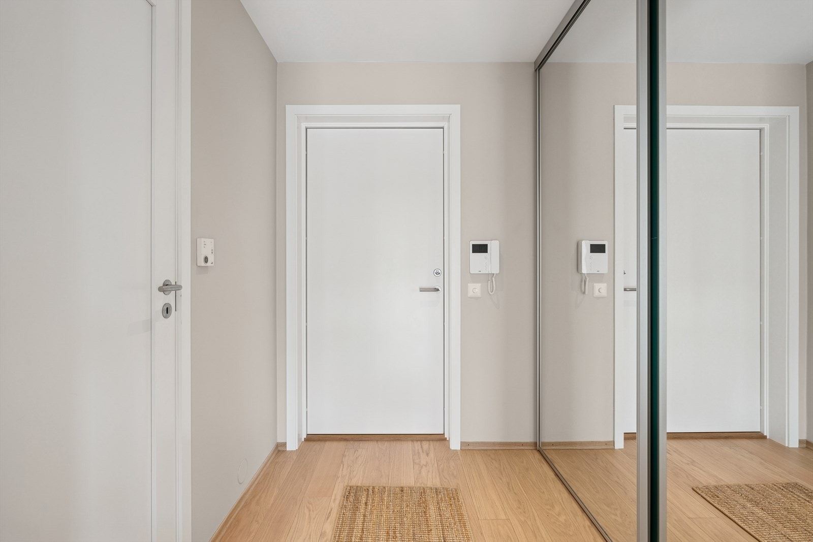 Romslig gang med store skyvedører med speil og oppbevaring Galleribilde