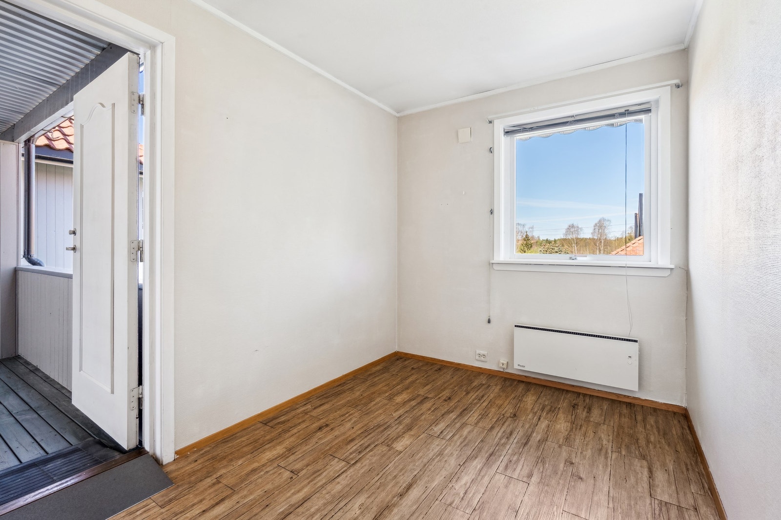 Soverom 2 - fra soverommet er det utgang til balkong med gjennomgang til bod og carport. Galleribilde