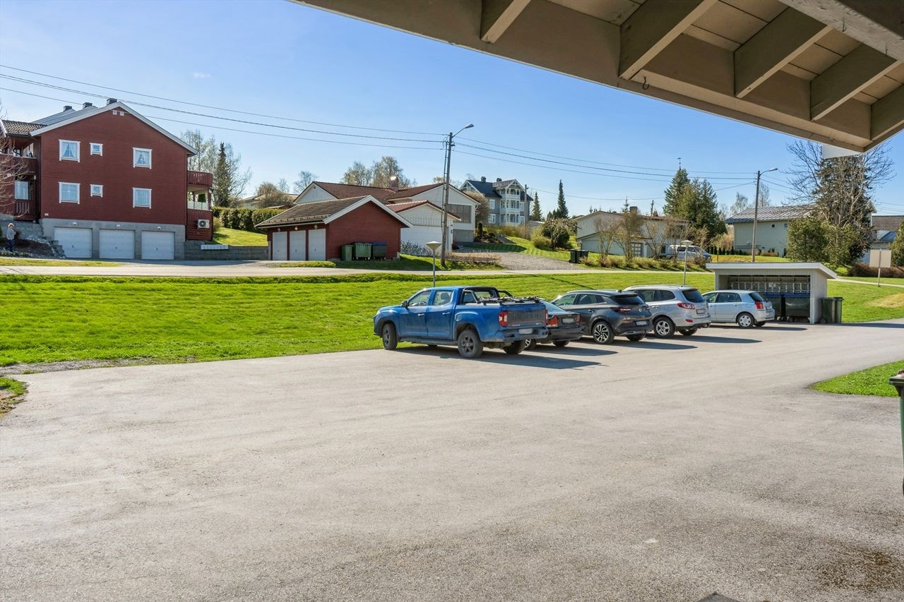Rikelig med gjesteparkering rett utenfor leiligheten Galleribilde