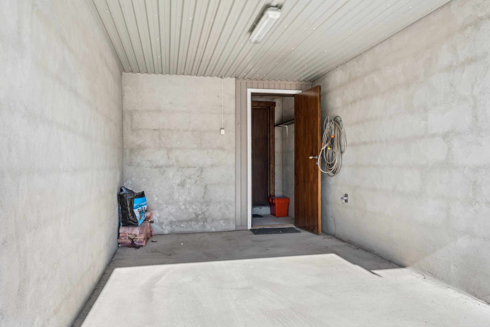 Carport med bod innenfor, og gjennomgang til balkong nr. 2 og videre inn i leiligheten. Galleribilde
