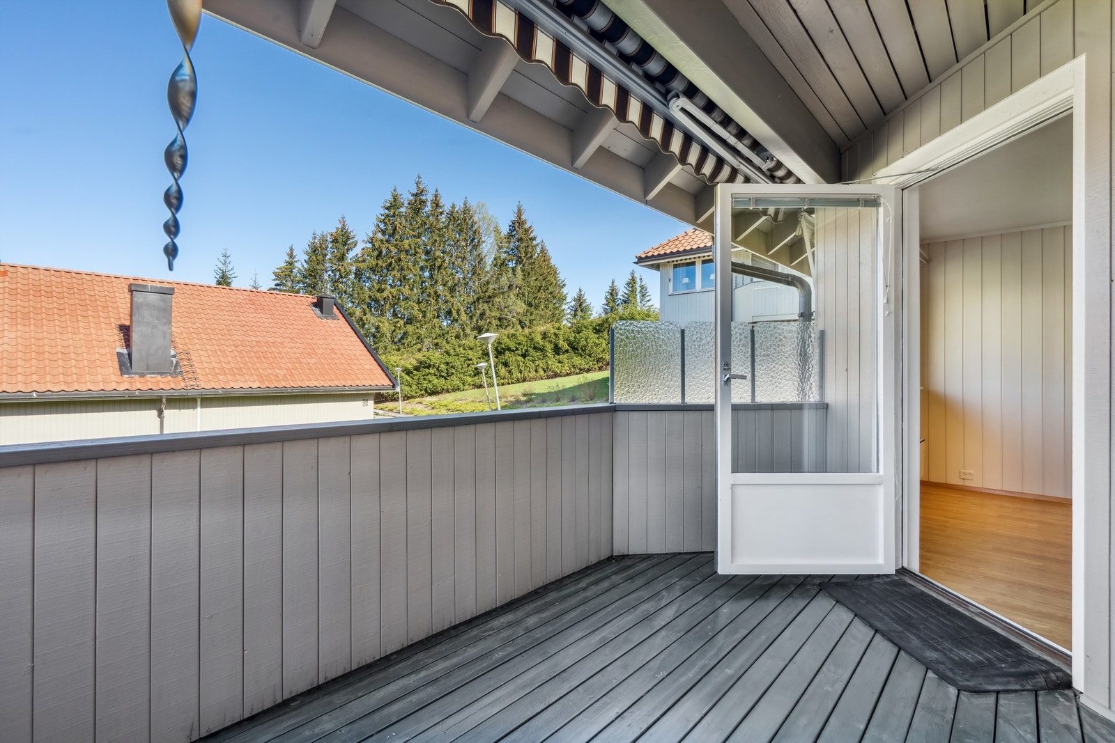 Terrassemarkise på balkong, vindusmarkise i stuevindu. Galleribilde