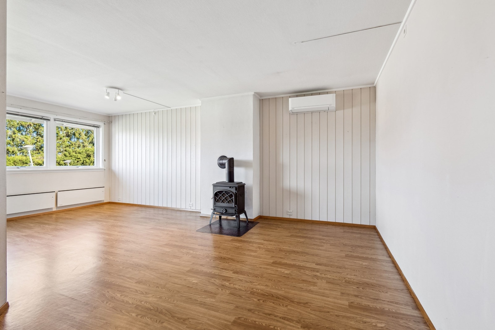 Det er også monternt en varmepumpe i stuen, denne varmer godt om vinteren og kan kjøle om sommeren. Galleribilde