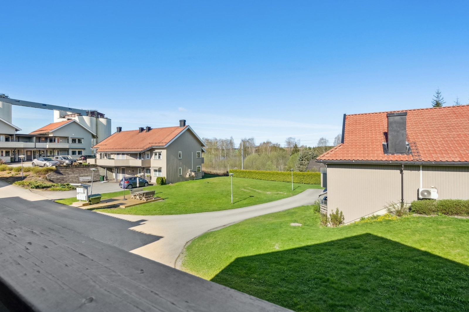 Utsikt mot fellesområdet og om vinteren gløtt av Glomma! Galleribilde