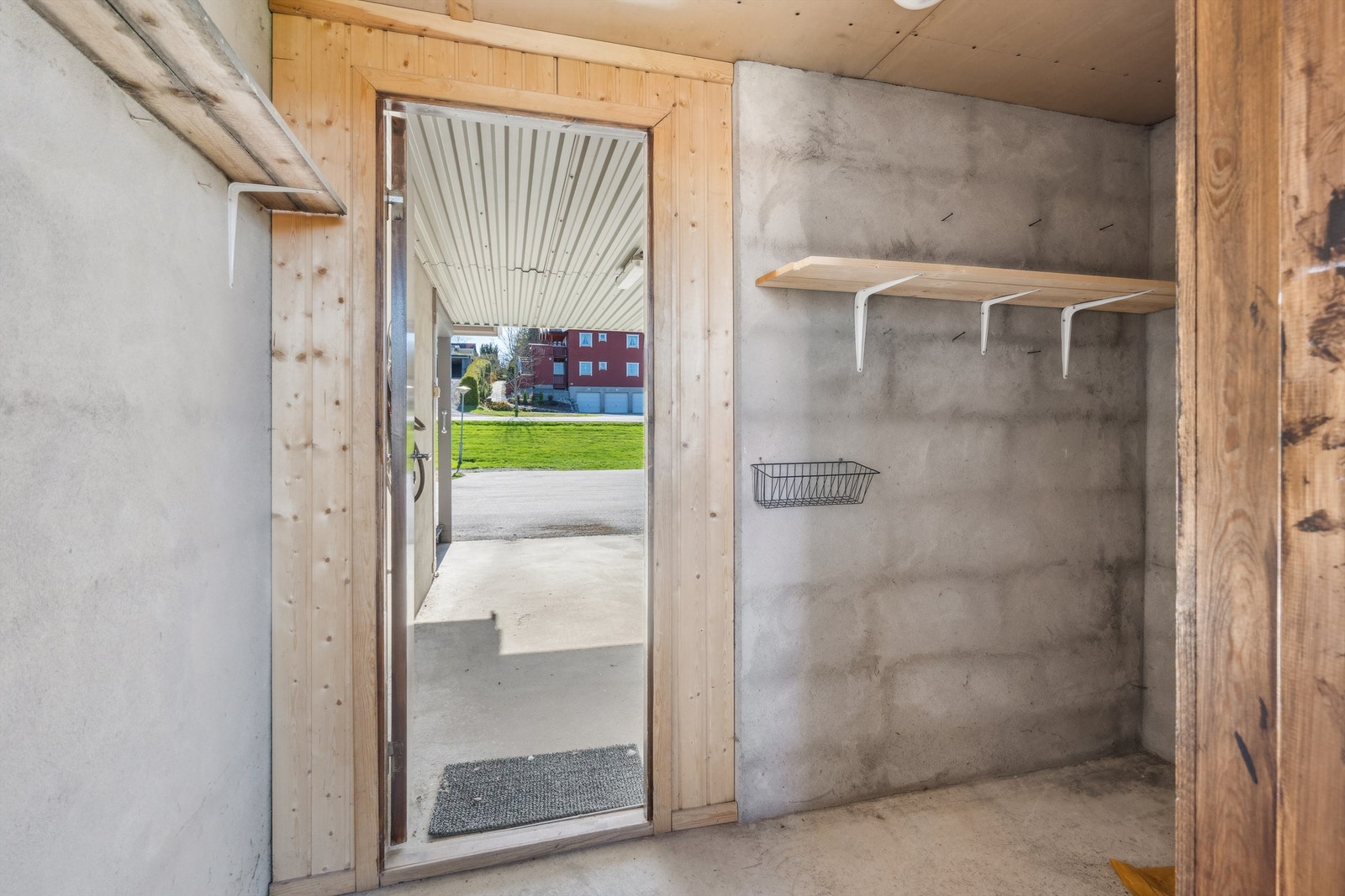 Praktisk bod ved carport Galleribilde