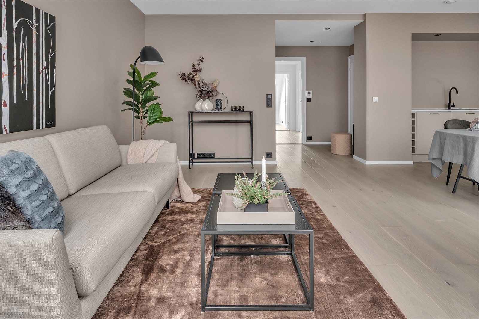 Videre mot gangen med adkomst til leilighetens øvrige rom Galleribilde