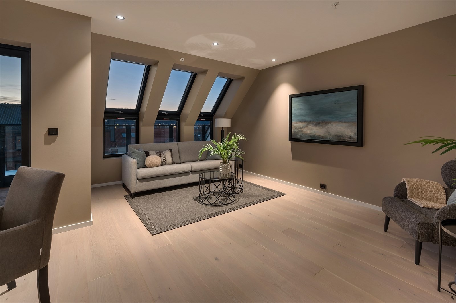 Stuen er enkel å innrede med plass til sittegruppe og sofagruppe med tilhørende møblement Galleribilde