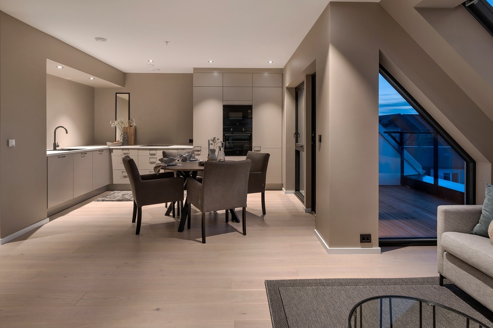 Kjøkkenet er levert av Strai kjøkken og naturlig plassert i rommet. Galleribilde