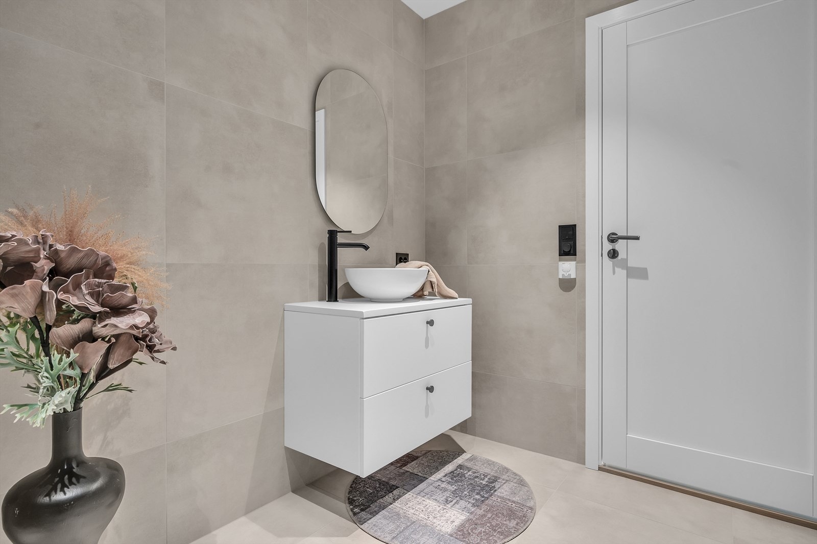 Et lekker baderom med vaskerom vegg i vegg. Galleribilde