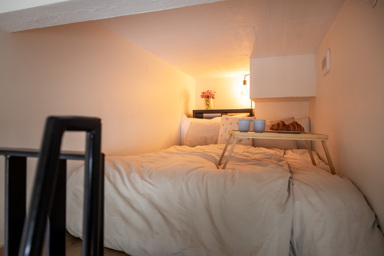 På hemsen er det god plass til dobbeltseng - her vil man få sove godt! Galleribilde