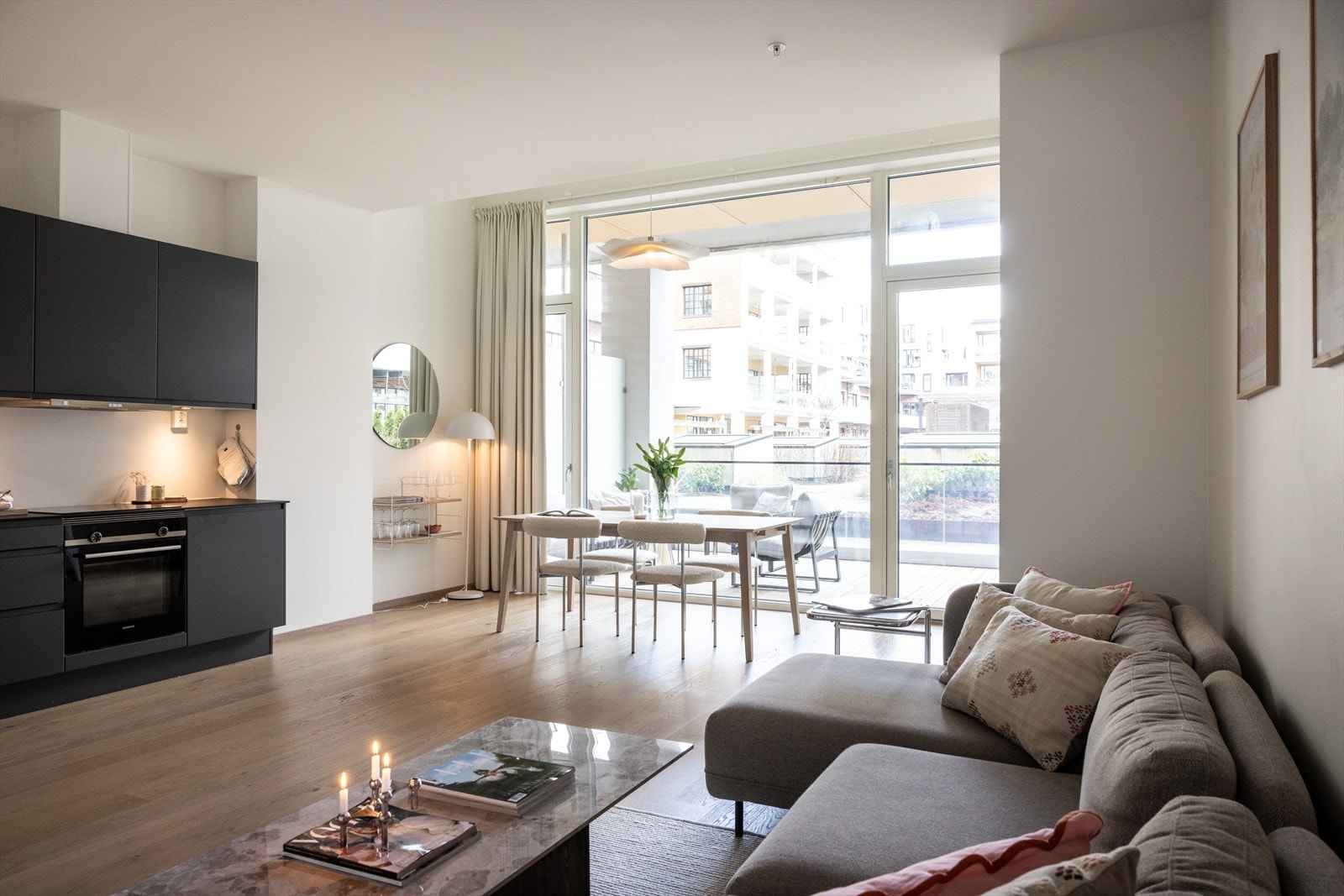 Dette rommet fremstår som romslig og åpent med store vindusflater og god takhøyde - alt dette er med på å skape et godt og sosialt oppholdsrom med flott atmosfære. Galleribilde