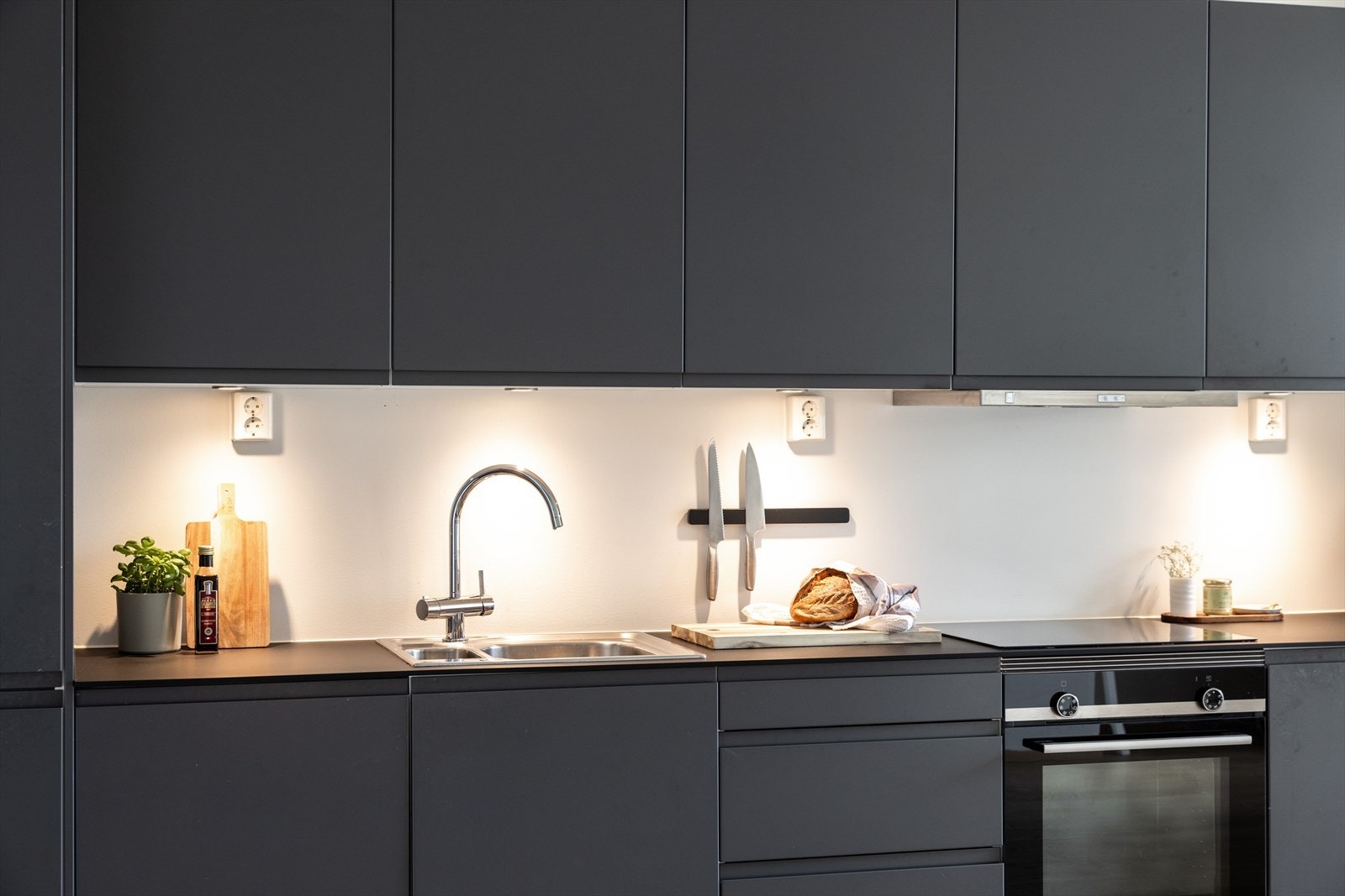 Videre er kjøkkenet blitt integrert med platetopp, stekeovn, oppvaskmaskin og kjøl/fryseskap. Waterguard og komfyrvakt er også montert. Galleribilde