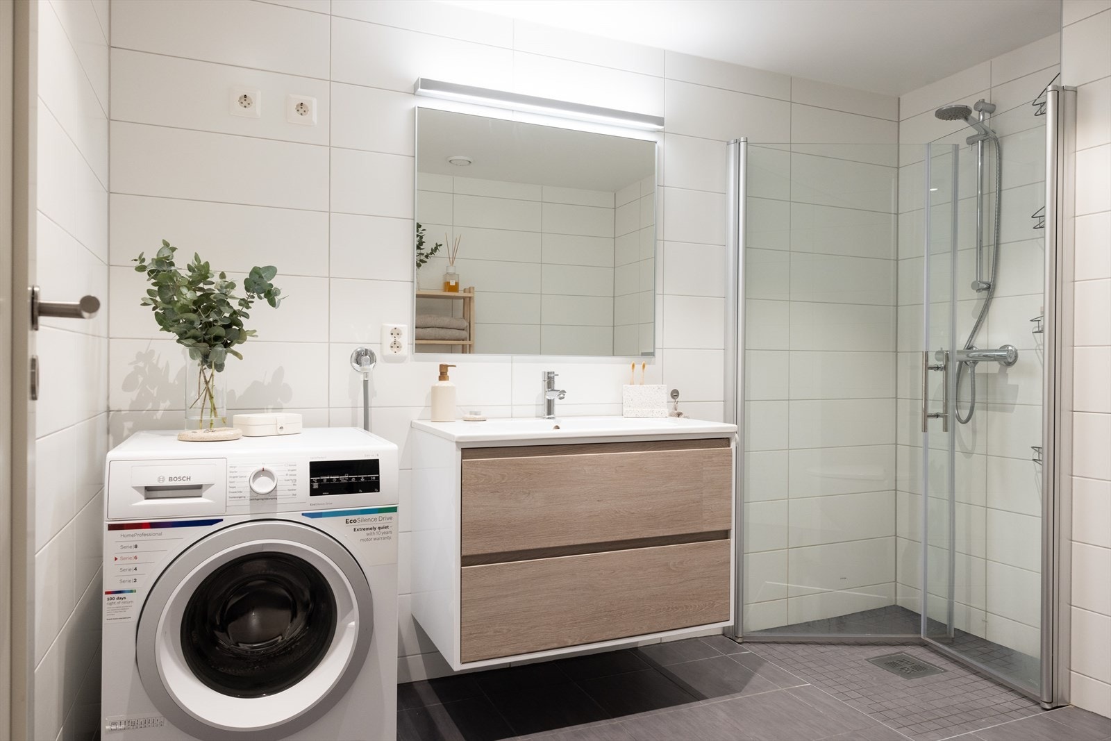 Lekkert, flislagt baderom med innfelt downlights og vannbåren gulvvarme. Galleribilde