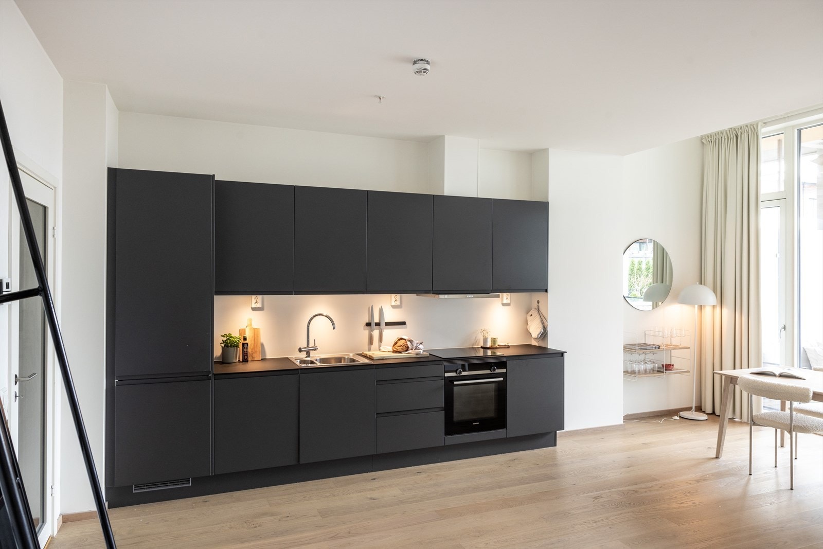 Kjøkkenet er tilpasset på en god måte med rikelig skap- og benkeplass. Her blir matlagingen en fryd for den kokkeglade! Galleribilde