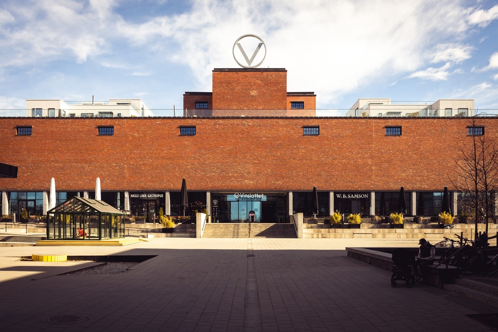 Sameiet byr på flotte fellesareal som er pent opparbeidet med beplantning og sittegrupper. Galleribilde